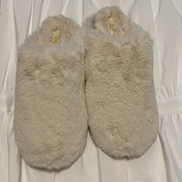 FitFlop NWT Furry faux fur Mink Ivory slippers size 8. New, unworn, in box. - Picture 3 of 6